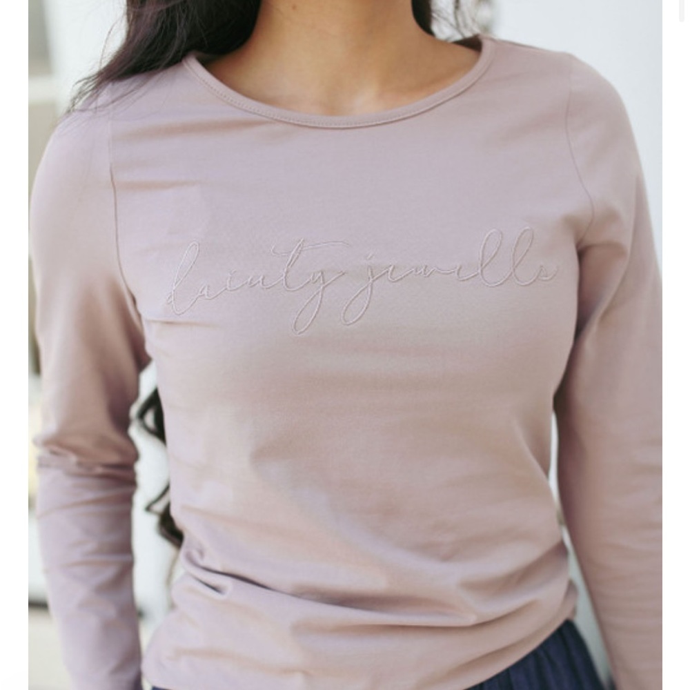 Size small Dainty Jewells logo top.